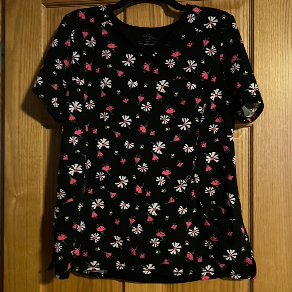 Super cute Cherokee infinity scrub top